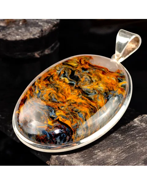 Ciondolo con Pietersite: La Potenza della Tempesta in una Gemma.