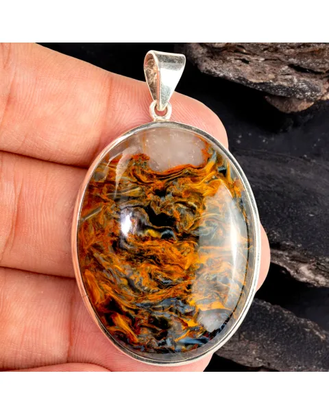 Ciondolo con Pietersite: La Potenza della Tempesta in una Gemma.