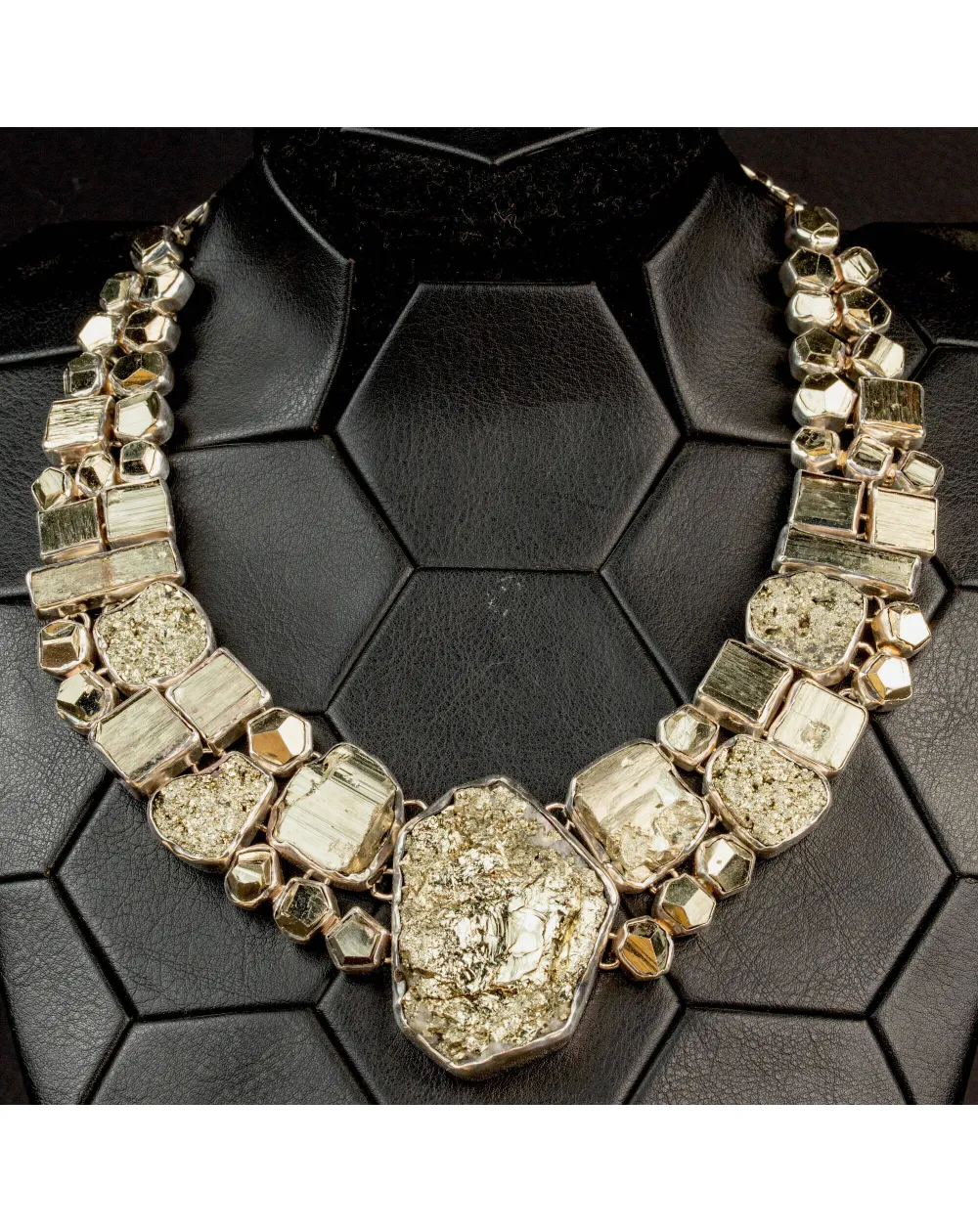 Stupefacente Collana in Argento con 53 Gemme di Pirite Gold.