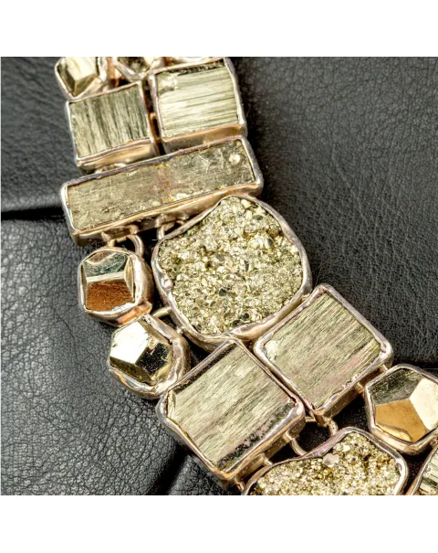 Stupefacente Collana in Argento con 53 Gemme di Pirite Gold.