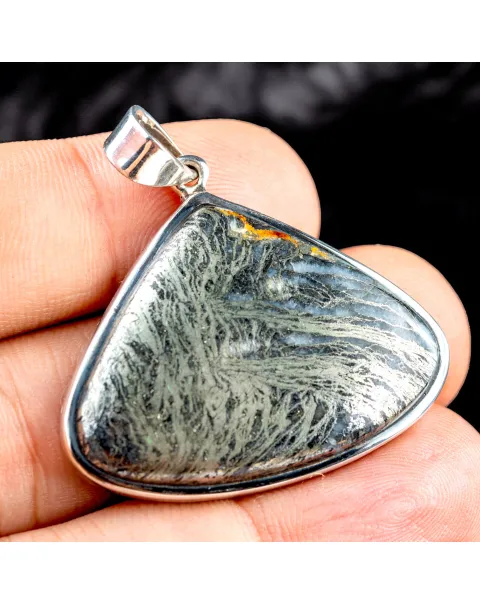 Elegante Ciondolo con Pirite dalla Cristallizzazione Piumata.