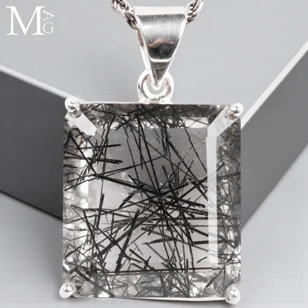 Quarzo Tormalinato – Geometrie Naturali in Argento 925