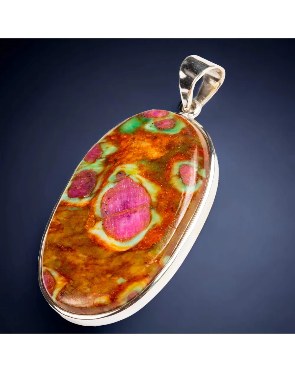 Pendente in Fuchsite con Rubino naturale, incastonato in argento.