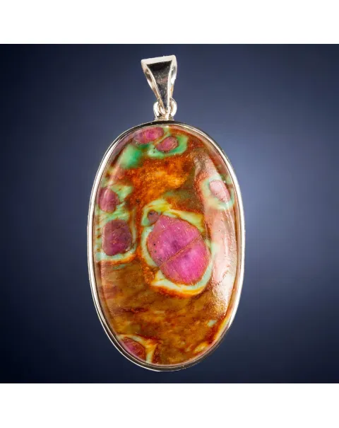 Pendente in Fuchsite con Rubino naturale, incastonato in argento.