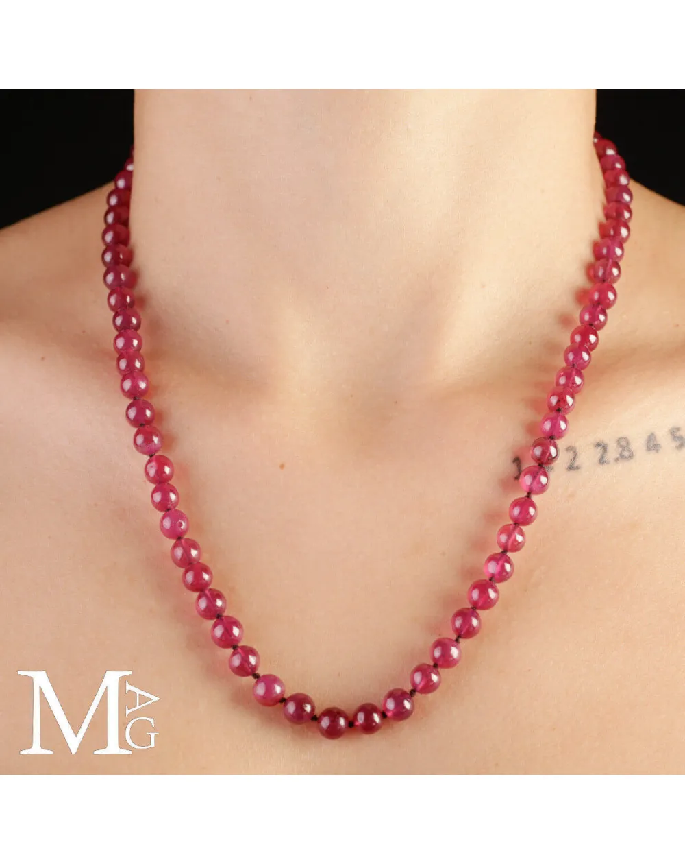 Collana di Rubini: Eleganza di Sfere Birmane.