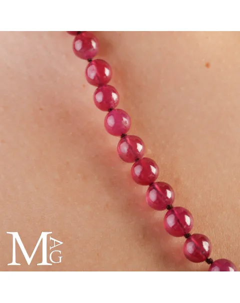 Collana di Rubini: Eleganza di Sfere Birmane.