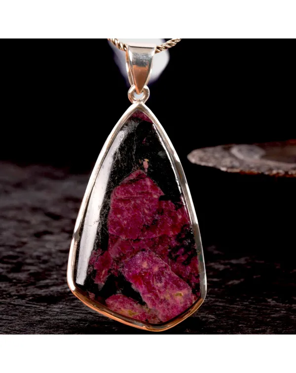 Ruby in Black Shale Matrix - Simbolo di Passione e...