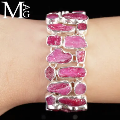 Bracciale in argento con rubini grezzi naturali.