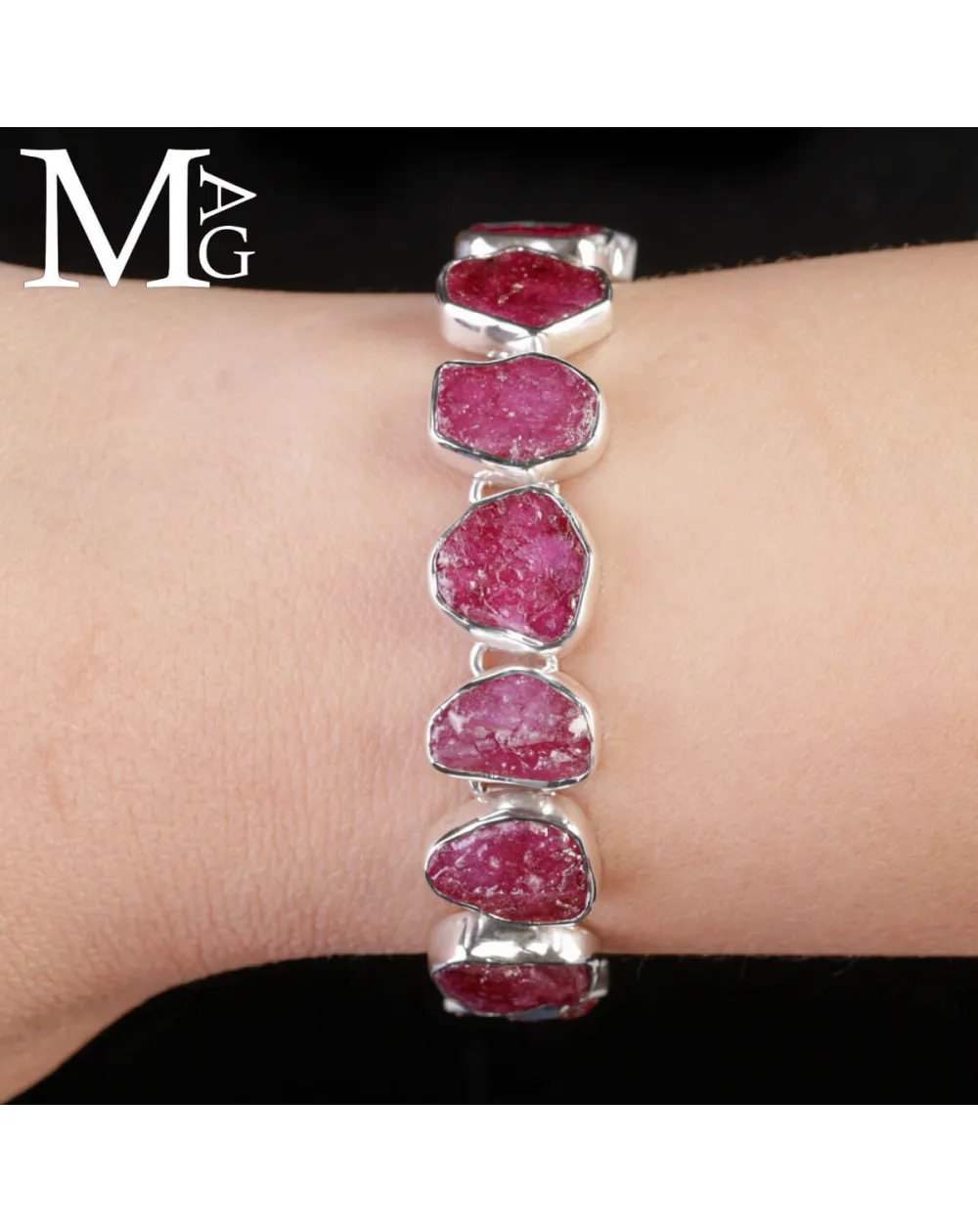 Bracciale in argento con gemme naturali di rubino.