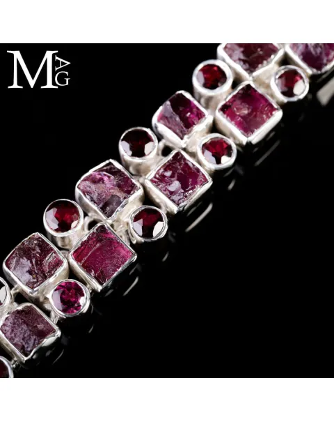 Bracciale con rubini quadrati e gemme sfaccettate