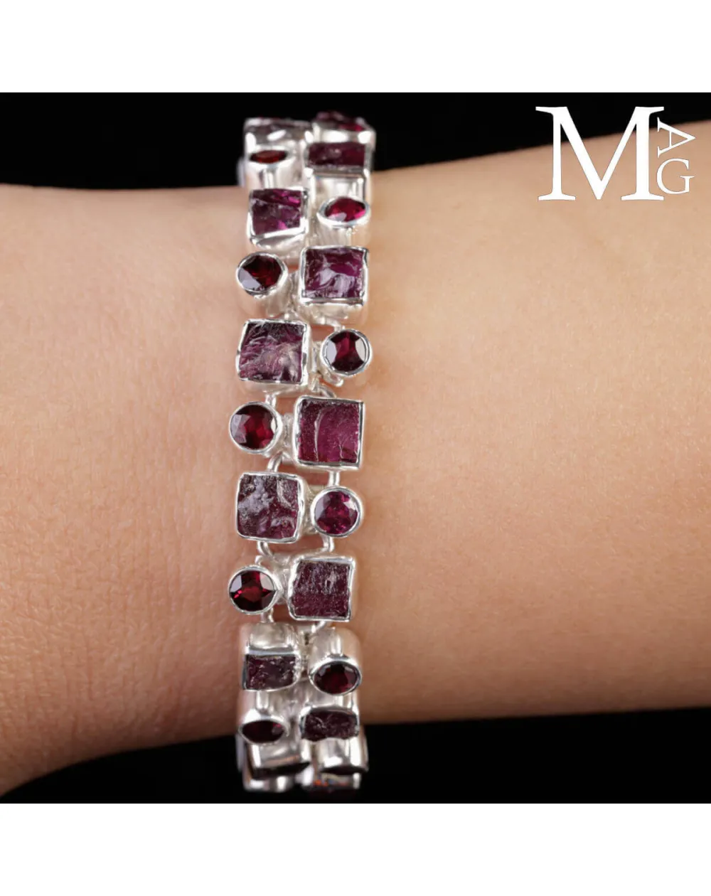 Bracciale con rubini quadrati e gemme sfaccettate