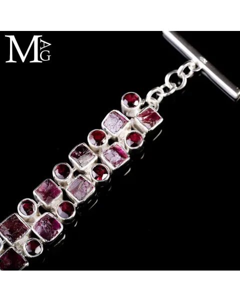 Bracciale con rubini quadrati e gemme sfaccettate