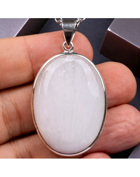 Ciondolo in argento con Scolesite bianca