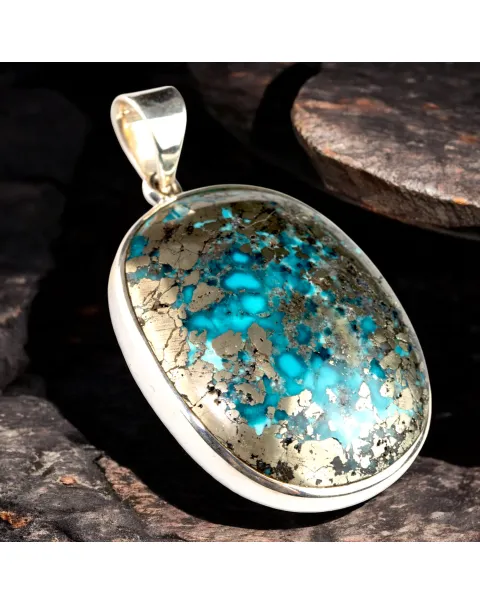 Elegante Ciondolo in Argento con Turchese di Nishapur e Inclusioni di Pirite.