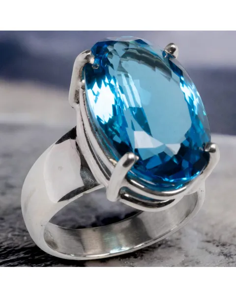 Anello in Argento con Topazio Swiss Blue Ovale Sfaccettato.