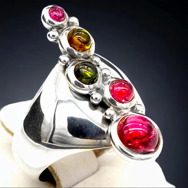 Anello in Argento e Tormaline: Eleganza e Contrasto.