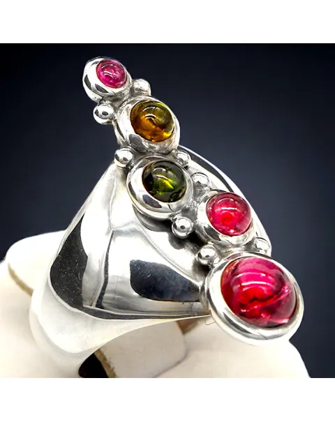Anello in Argento e Tormaline: Eleganza e Contrasto.