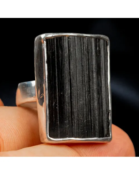 Anello con Tormalina Nera Rettangolare.