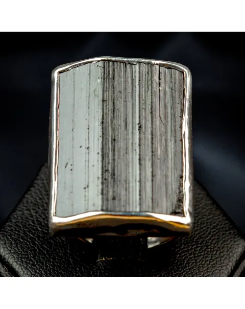 Anello con Tormalina Nera Rettangolare.
