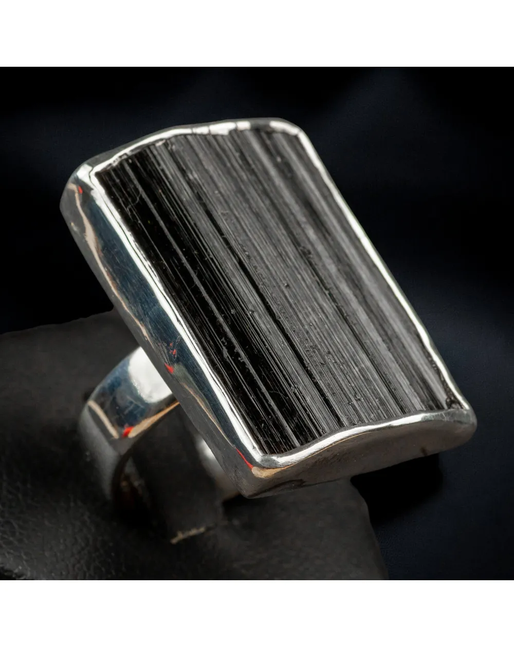 Anello con Tormalina Nera Rettangolare.