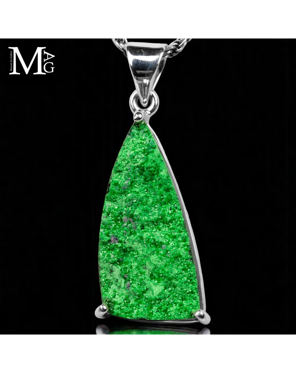 Ciondolo con Uvarovite triangolare.