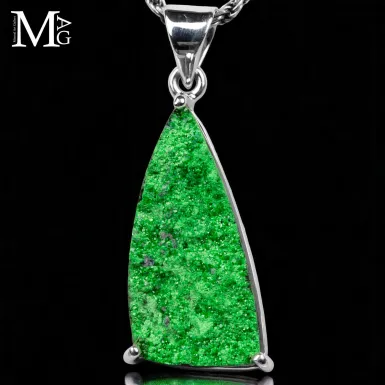 Ciondolo con Uvarovite triangolare.