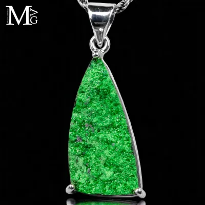 Ciondolo con Uvarovite triangolare.
