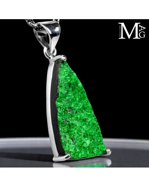 Ciondolo con Uvarovite triangolare.