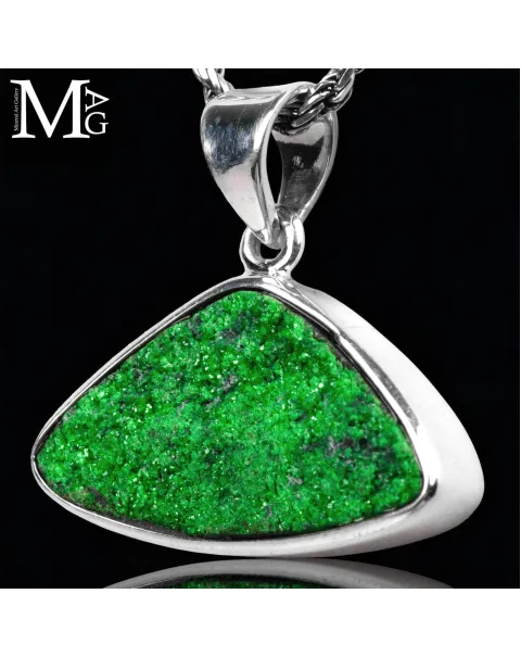 Ciondolo in argento con Uvarovite trapezoidale.