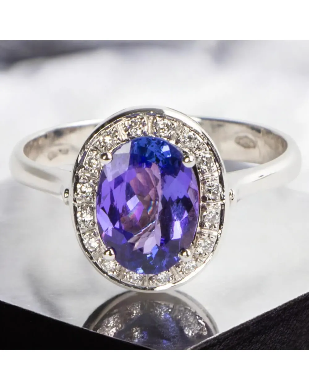 Anello Oro Bianco Tanzanite e Diamanti