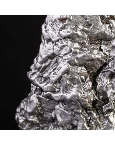 Frammento di Meteorite Ferroso: Un Pezzo di Asteroide dal Campo del Cielo.