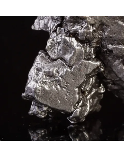 Frammento di Meteorite Ferroso: Un Pezzo di Asteroide dal Campo del Cielo.