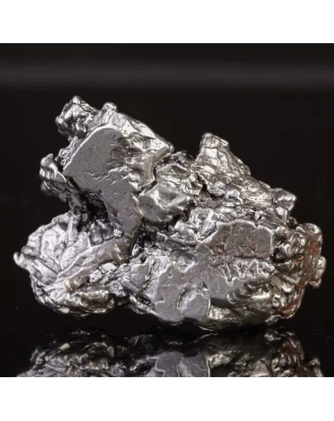 Frammento di Meteorite Ferroso: Un Pezzo di Asteroide dal Campo del Cielo.