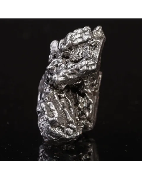 Frammento di Meteorite Ferroso: Un Pezzo di Asteroide dal Campo del Cielo.