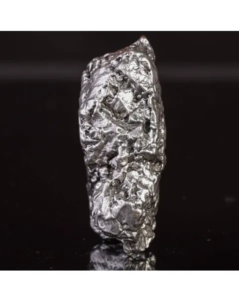 Frammento di Meteorite Ferroso: Un Pezzo di Asteroide dal Campo del Cielo.
