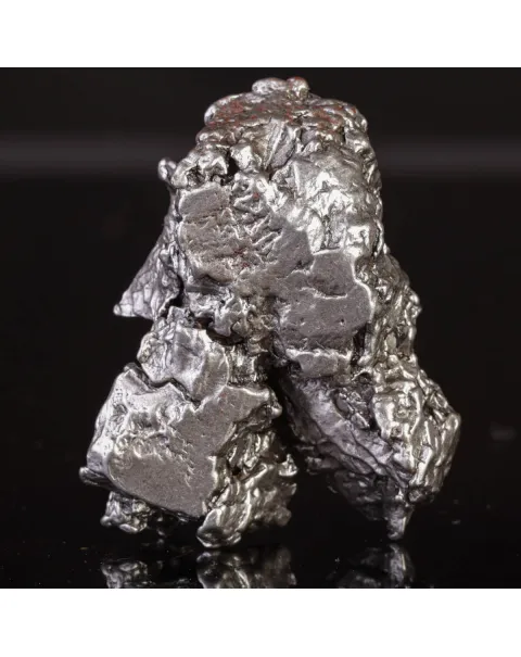 Frammento di Meteorite Ferroso: Un Pezzo di Asteroide dal Campo del Cielo.