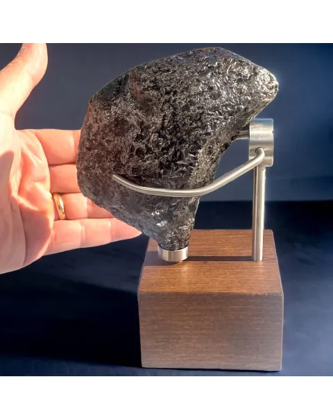 Meteorite Campo del Cielo da 2,5 kg su Base in Legno ed Acciaio.