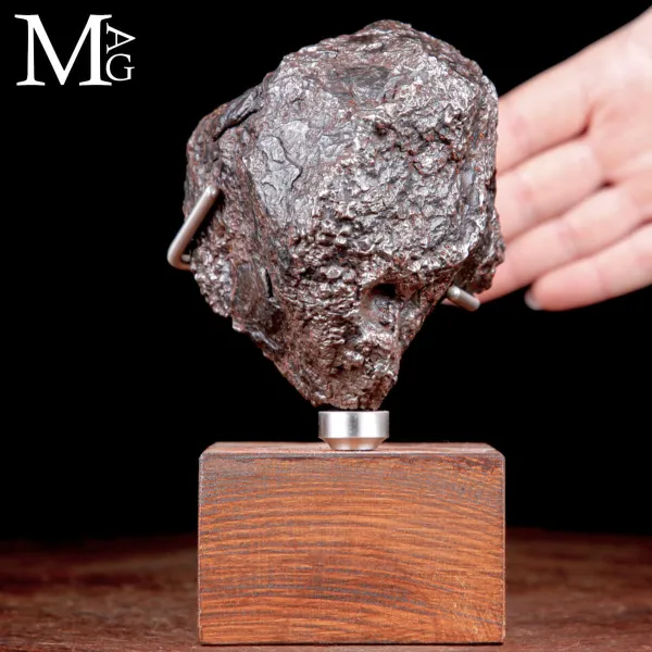 Meteorite Campo del Cielo – Scultura Cosmica su Base d’Autore