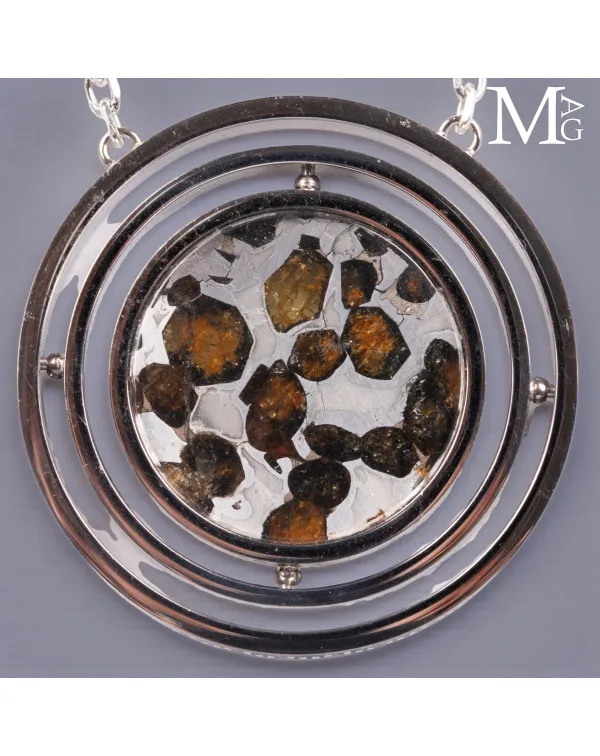 Gioiello orbitale in acciaio con di meteorite pall...