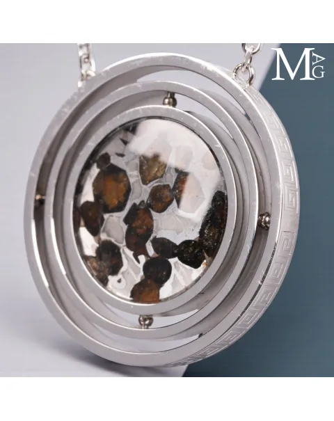Gioiello orbitale in acciaio con di meteorite pallassite