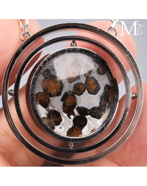 Gioiello orbitale in acciaio con di meteorite pallassite