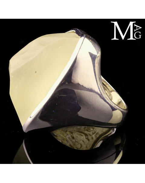 Anello in argento con vetro del deserto libico – Gemma naturale, satinata.