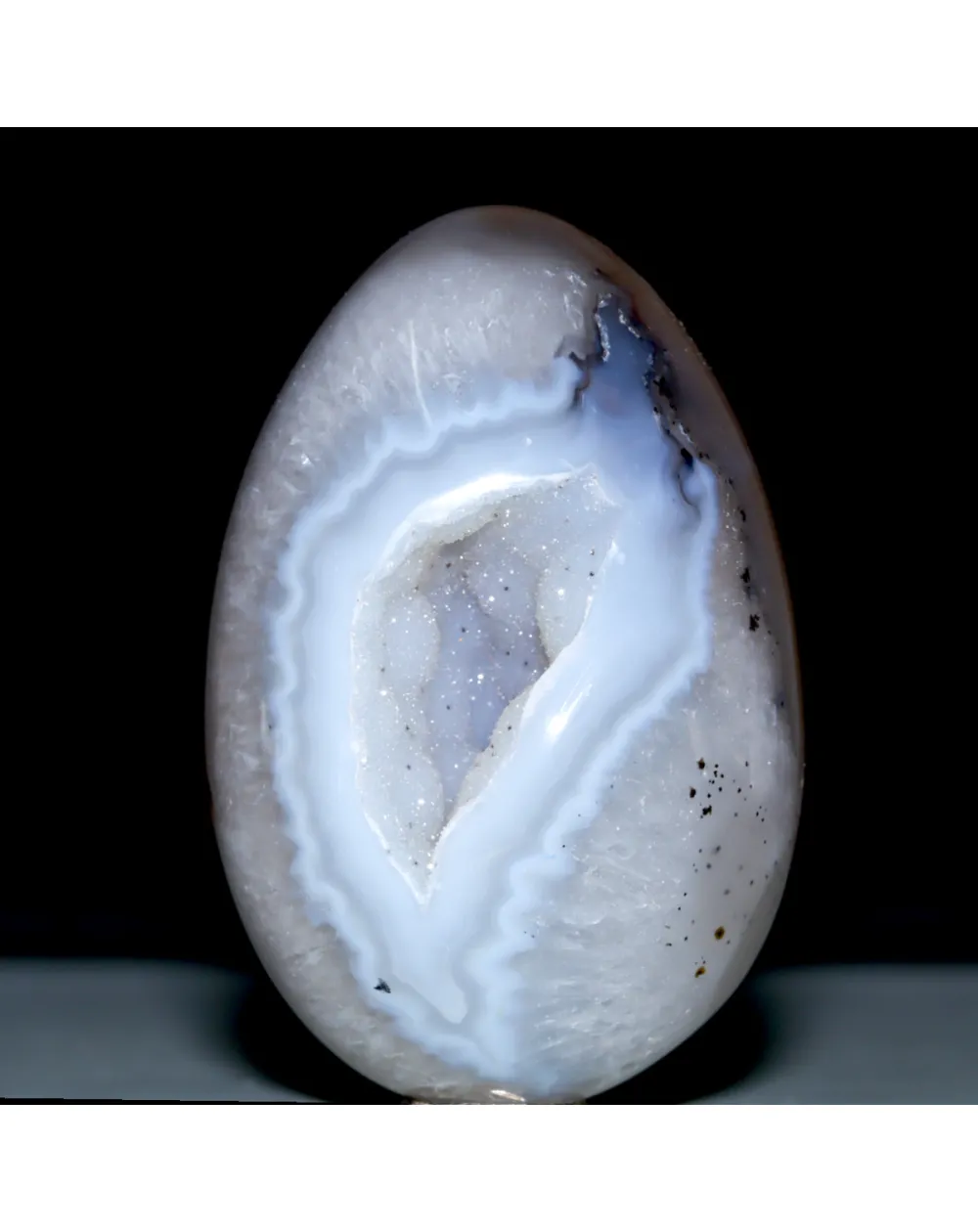 Uovo in Agata Naturale con Geode Interno e Inclusioni Nere