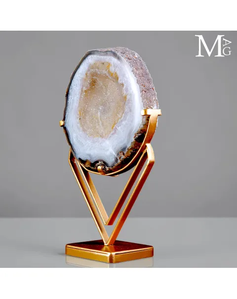 Fetta di Geode di Agata del Brasile su Supporto Decorativo.