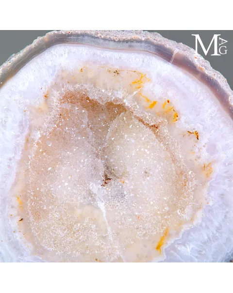 Fetta di Geode di Agata del Brasile su Supporto Decorativo.