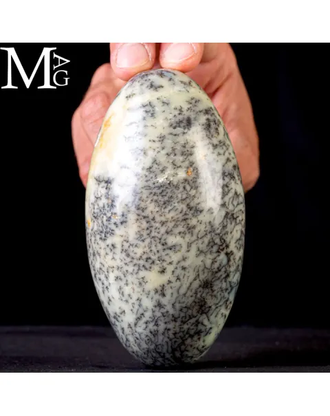 Shiva Lingam in Opale Dendritico.