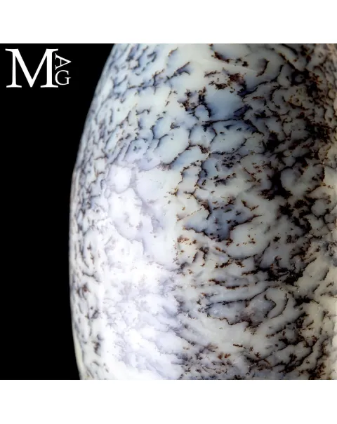 Shiva Lingam in Opale Dendritico.