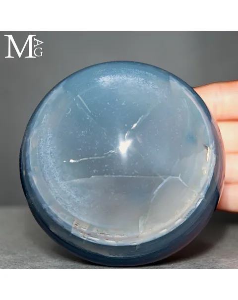 Sfera in Agata Azzurra a Bande – Un Mondo di Ghiaccio.