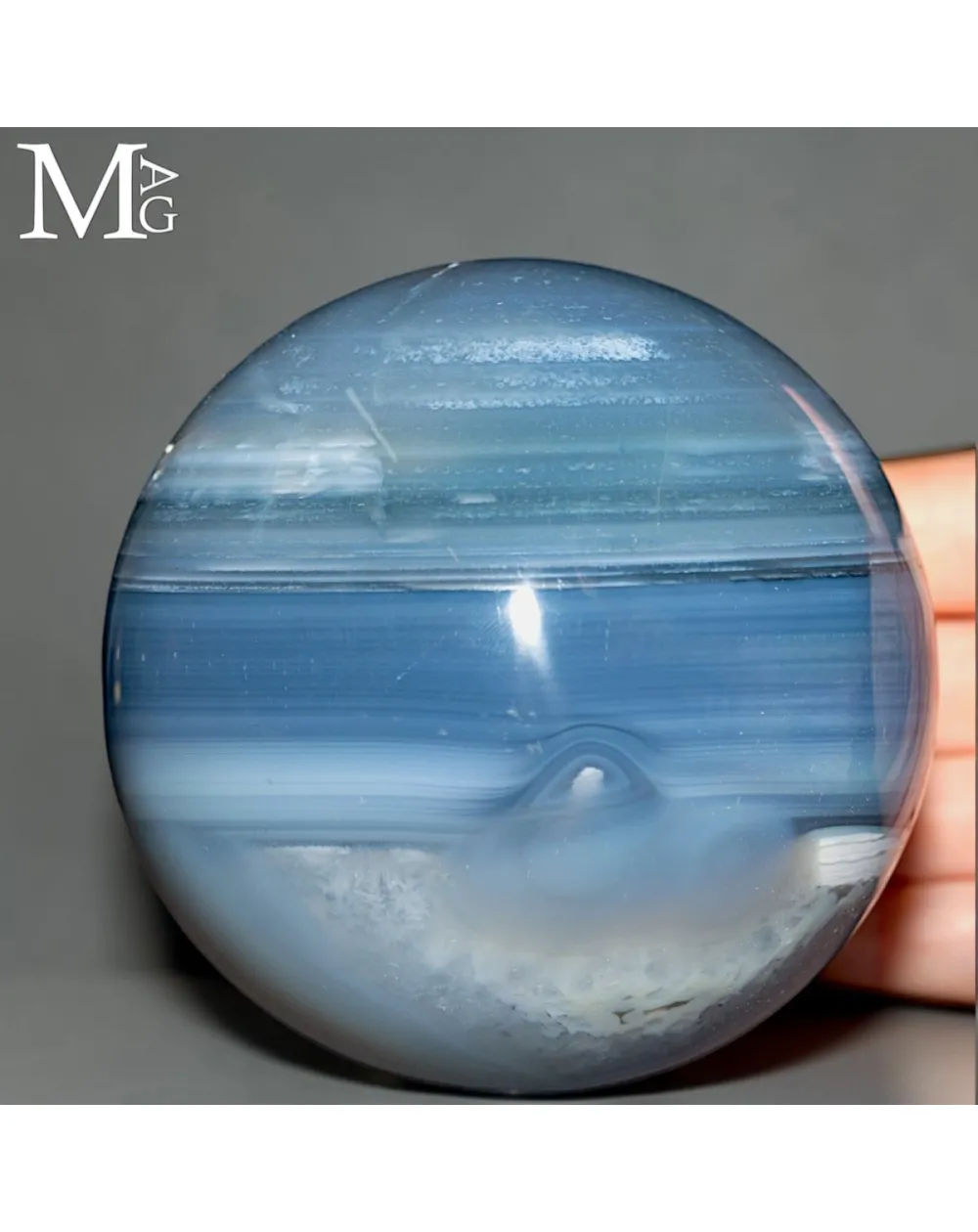 Sfera in Agata Azzurra a Bande – Un Mondo di Ghiaccio.