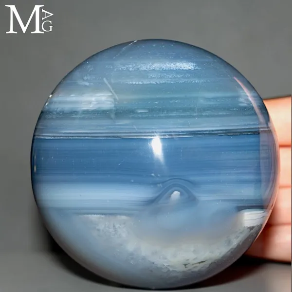Sfera in Agata Azzurra a Bande – Un Mondo di Ghiaccio.